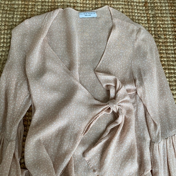 🎀SOLD🎀 Front Knot Polka Dot Blouse REVOLVE - Picture 6 of 6